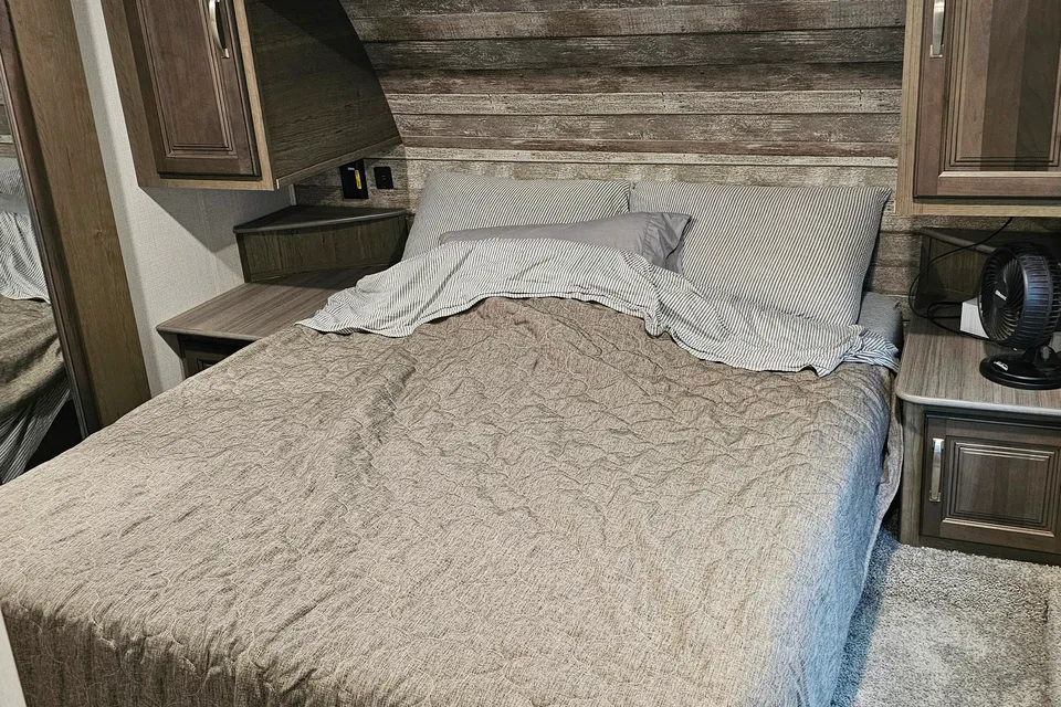 William 's Keystone Cougar 27SGS Fifth Wheel