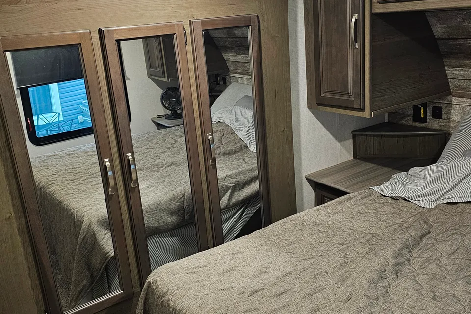 William 's Keystone Cougar 27SGS Fifth Wheel