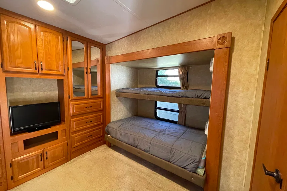 Spacious 5th Wheel with Incredible Bunkroom Floorplan!