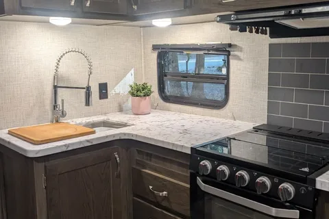 Connolidge's East to West Della Terra Travel Trailer