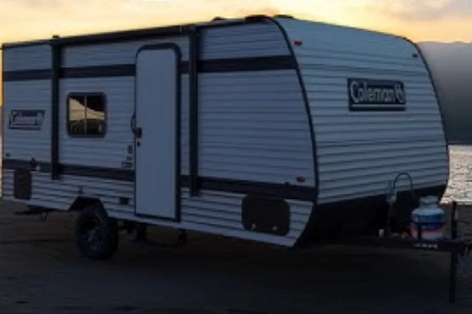 Clean & Cozy Coleman 17B Camper