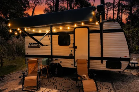 Clean & Cozy Coleman 17B Camper