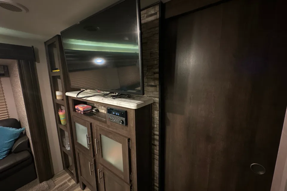 Abby’s 33ft 2020 Travel Trailer * Delivery Only*
