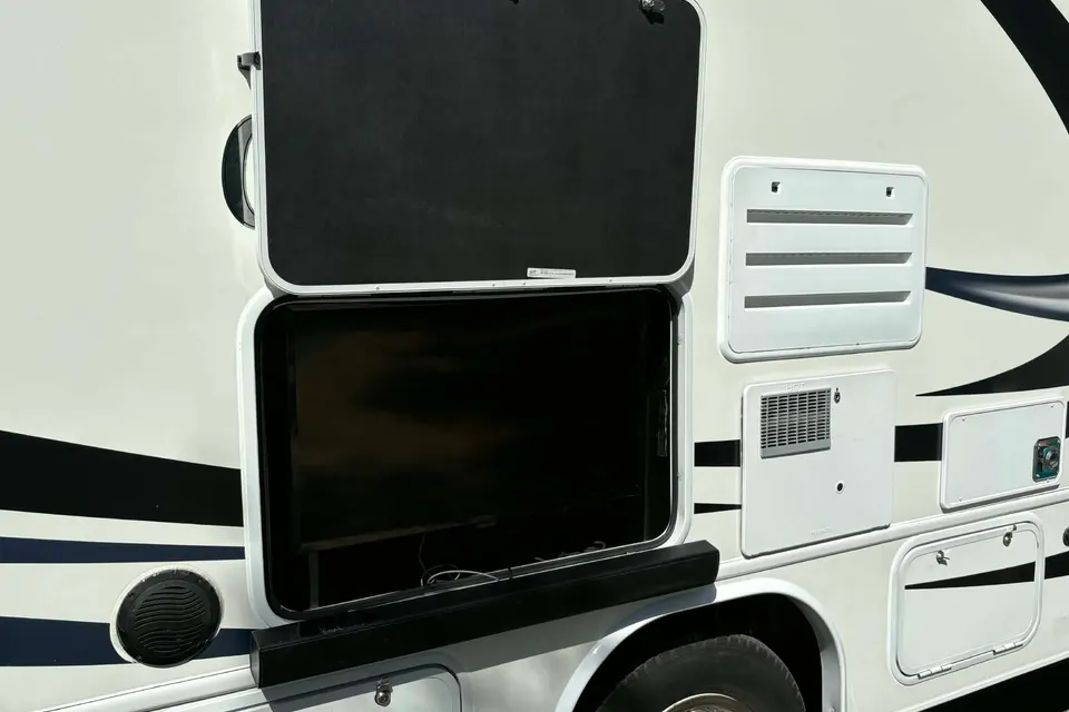 Adventure Ready Entegra | Outdoor Kitchen & TV