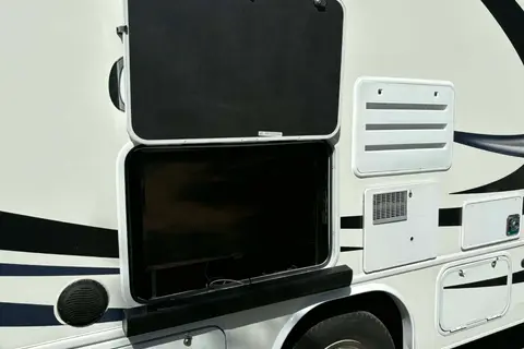 Adventure Ready Entegra | Outdoor Kitchen & TV