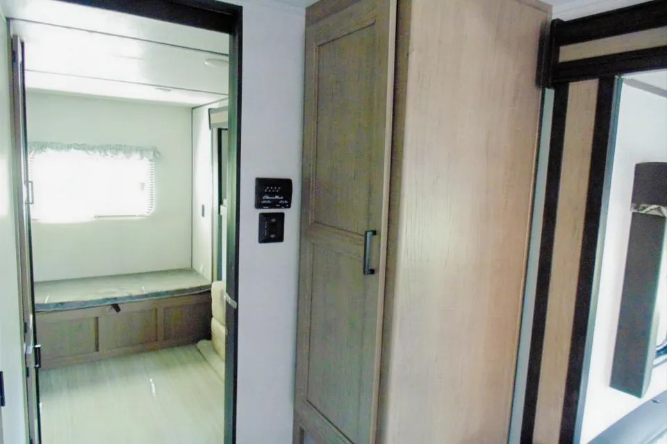 McMasters Keystone 318BR Hideout Travel Trailer