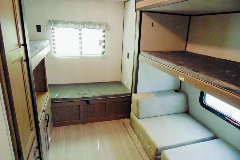 McMasters Keystone 318BR Hideout Travel Trailer