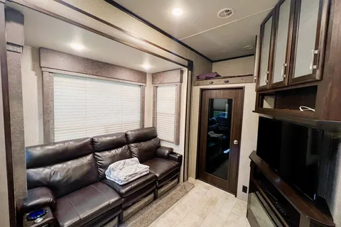 Jeramy's Grand Design Momentum 350 G Fifth Wheel