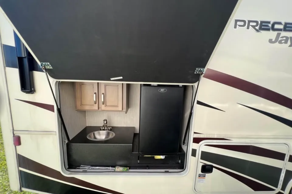 Ian's Jayco Precept 29V Class A