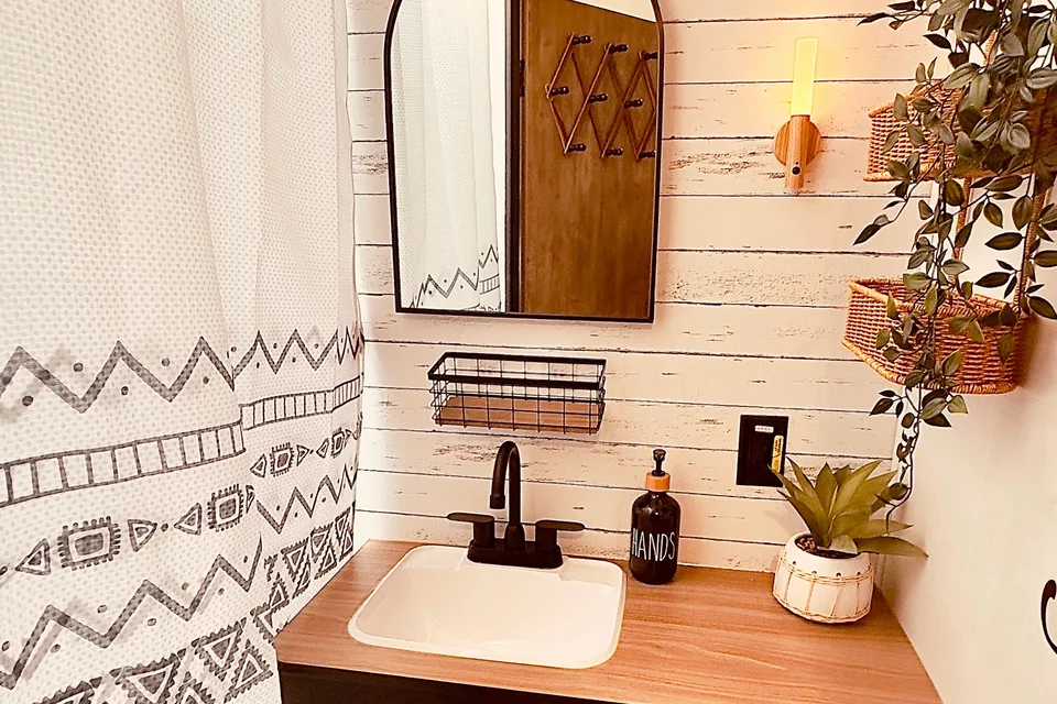 2024 Solar Luxury Camper, Fully Renovated, Camp in Luxury, Off Grid!