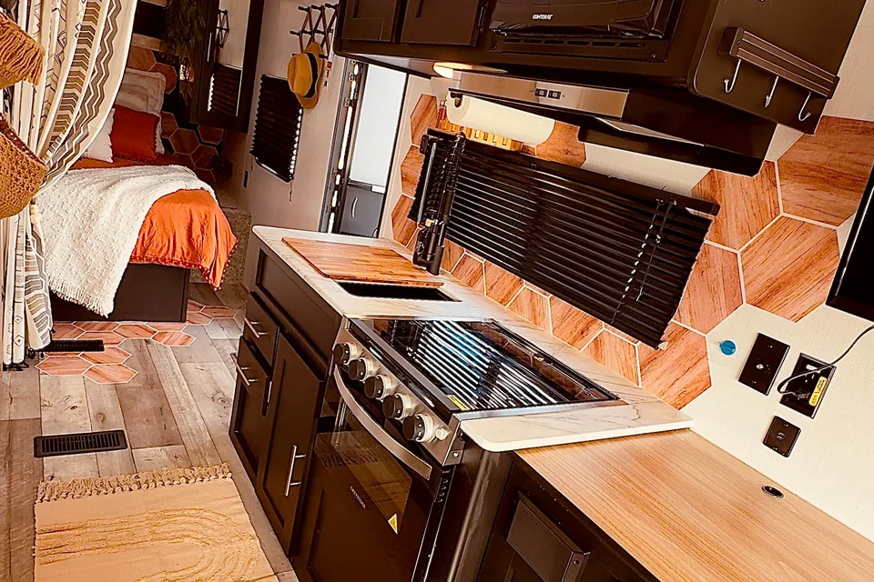 2024 Solar Luxury Camper, Fully Renovated, Camp in Luxury, Off Grid!