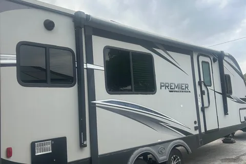 Cozy, comfortable, Friendly keystone Ultra lite Travel Trailer