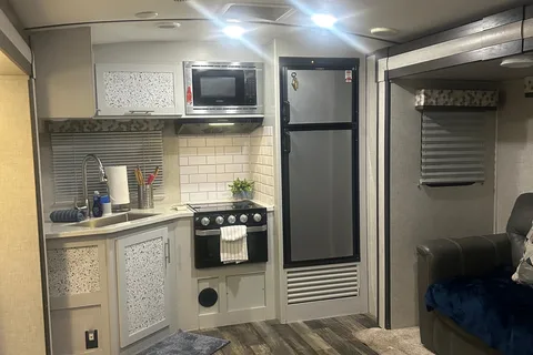 Cozy, comfortable, Friendly keystone Ultra lite Travel Trailer