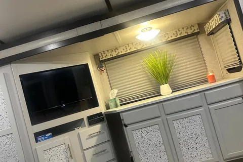 Cozy, comfortable, Friendly keystone Ultra lite Travel Trailer
