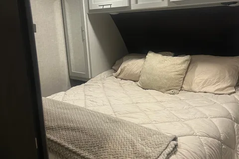 Cozy, comfortable, Friendly keystone Ultra lite Travel Trailer