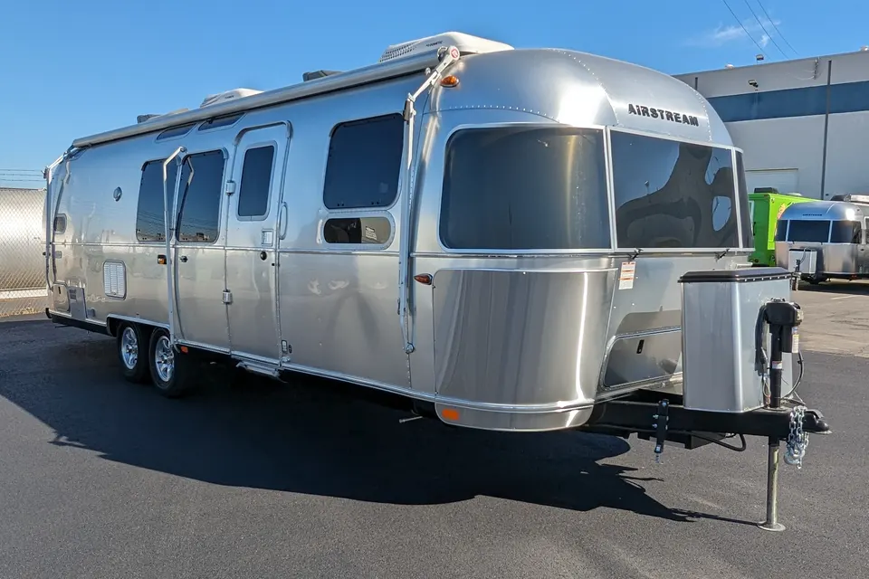 Luxury Airstream 30ft, Sleeps 8 + Pets, Delivery