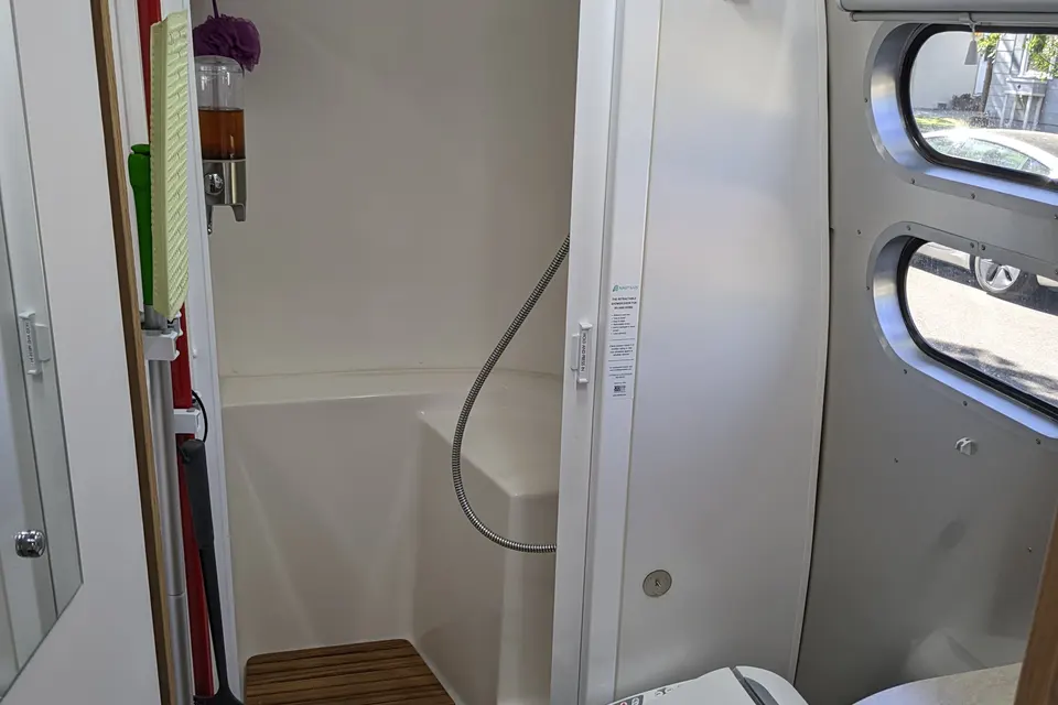 Luxury Airstream 30ft, Sleeps 8 + Pets, Delivery