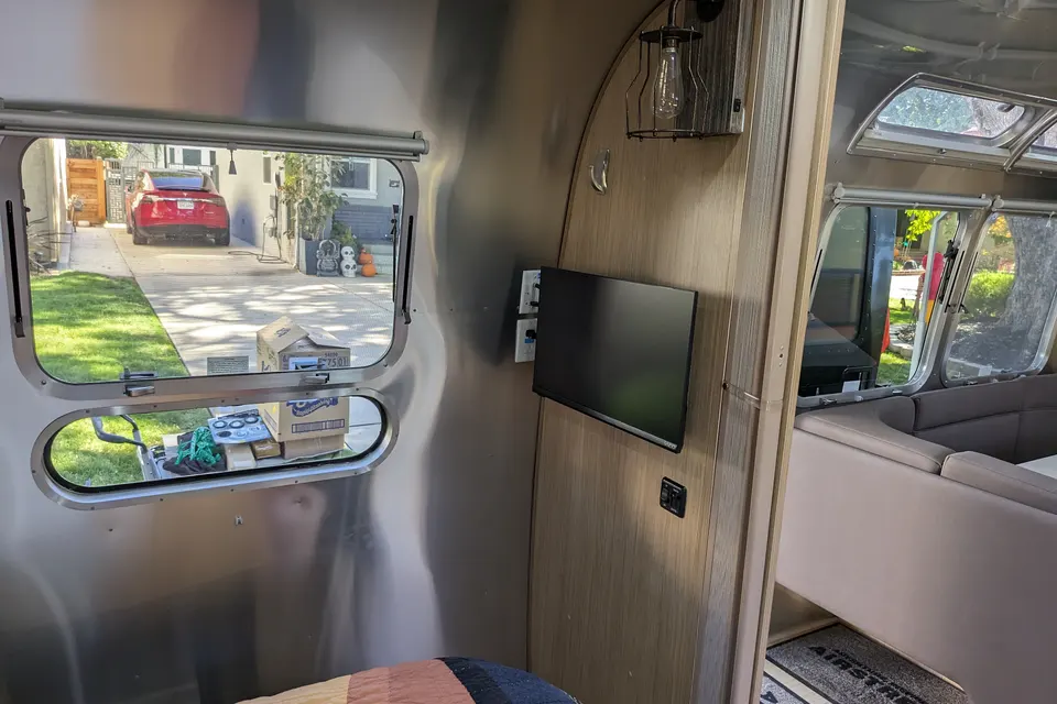 Luxury Airstream 30ft, Sleeps 8 + Pets, Delivery