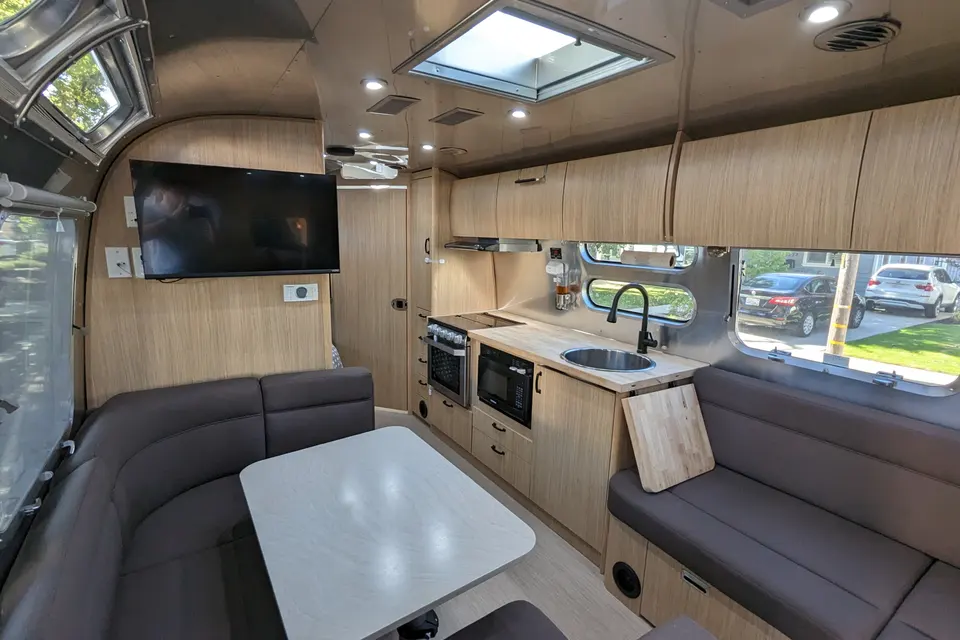 Luxury Airstream 30ft, Sleeps 8 + Pets, Delivery