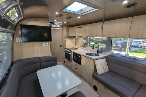 Luxury Airstream 30ft, Sleeps 8 + Pets, Delivery