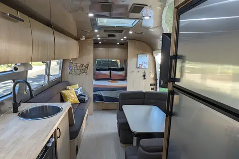 Luxury Airstream 30ft, Sleeps 8 + Pets, Delivery