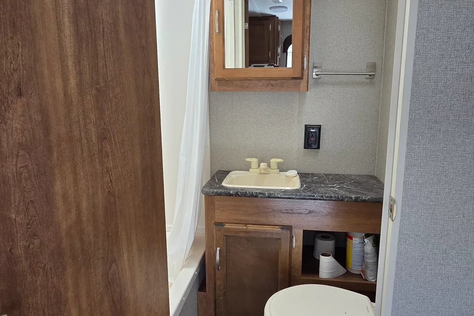 Clean and Comfortable 24 Foot Travel Trailer