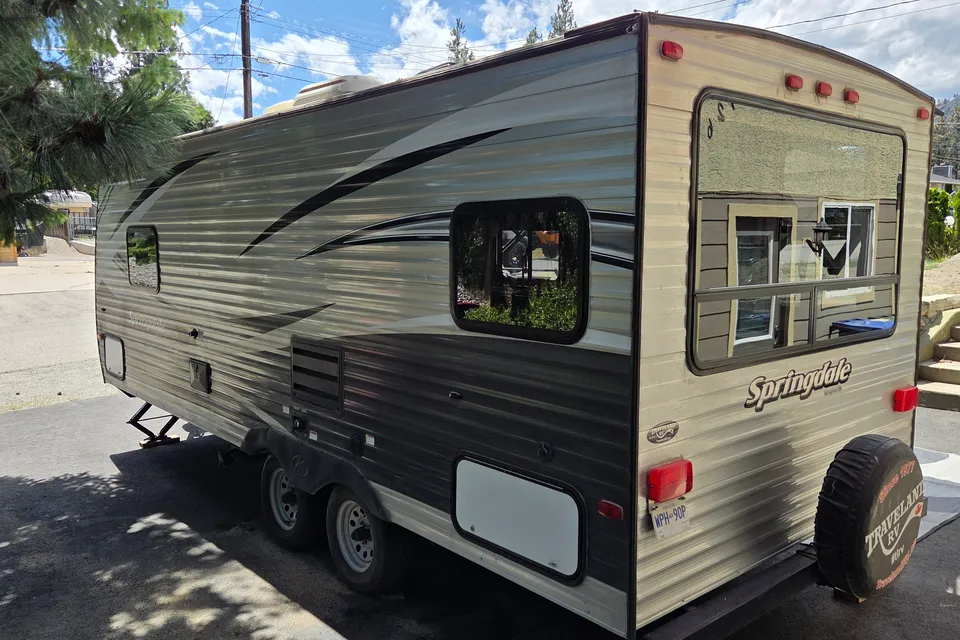 Clean and Comfortable 24 Foot Travel Trailer