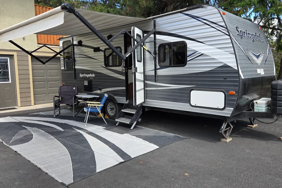 Clean and Comfortable 24 Foot Travel Trailer