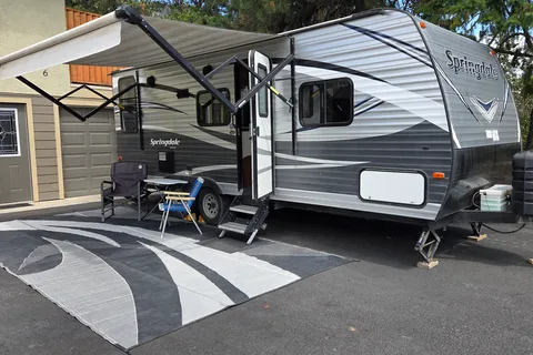 Clean and Comfortable 24 Foot Travel Trailer