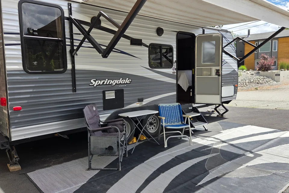 Clean and Comfortable 24 Foot Travel Trailer
