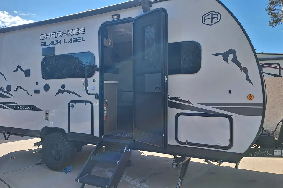 Blacky 2025 Cherokee Black Label with Solar