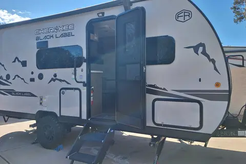 Blacky 2025 Cherokee Black Label with Solar