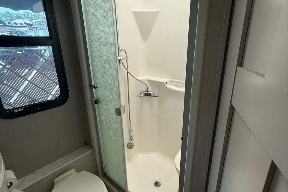Leo's Legend 2022 Holiday Rambler Navigator 38N