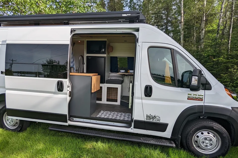 Philippe & Andrée-Anne : Van-O-Lac Promaster 2500 Classe B