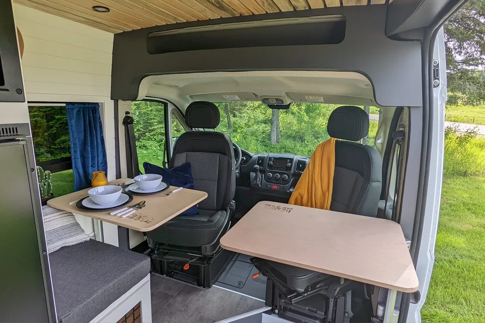 Philippe & Andrée-Anne : Van-O-Lac Promaster 2500 Classe B
