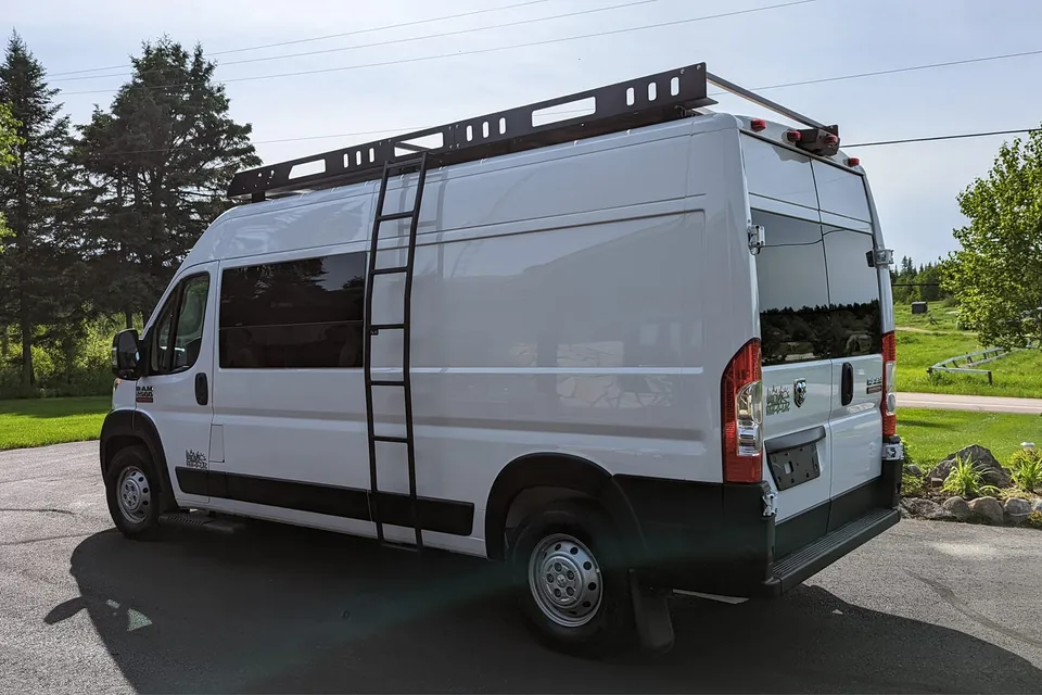 Philippe & Andrée-Anne : Van-O-Lac Promaster 2500 Classe B