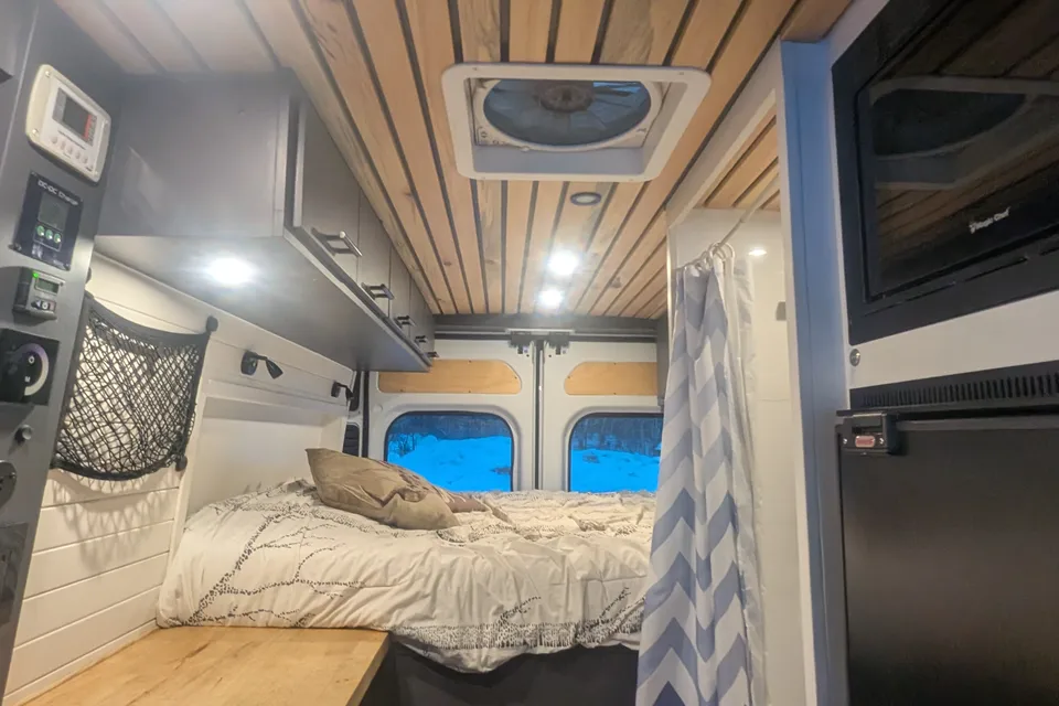 Philippe & Andrée-Anne : Van-O-Lac Promaster 2500 Classe B