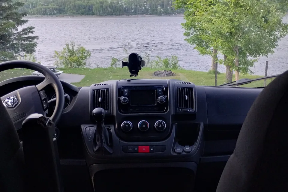 Philippe & Andrée-Anne : Van-O-Lac Promaster 2500 Classe B