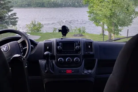 Philippe & Andrée-Anne : Van-O-Lac Promaster 2500 Classe B