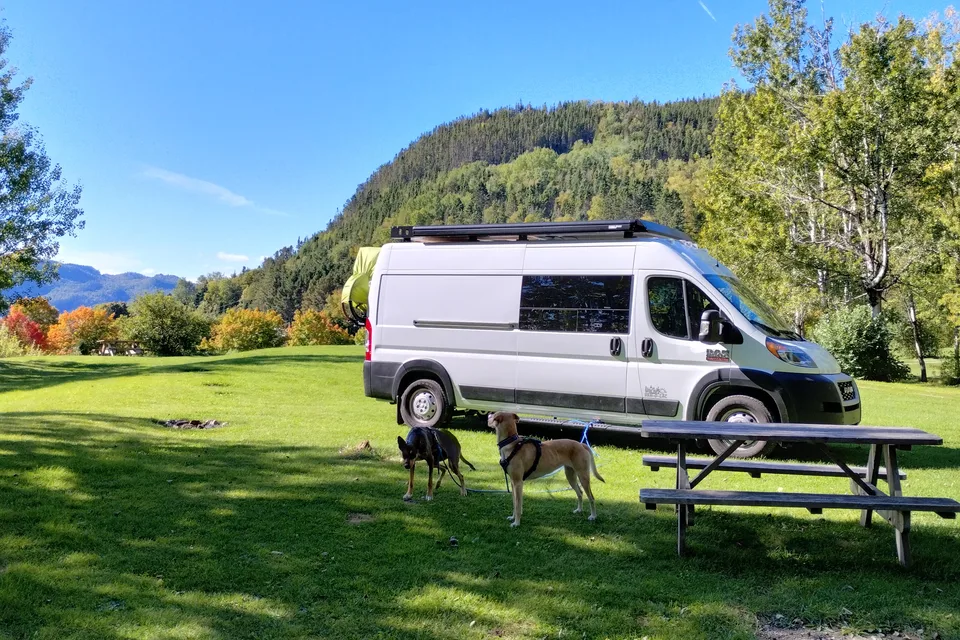 Philippe & Andrée-Anne : Van-O-Lac Promaster 2500 Classe B