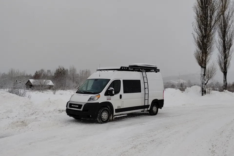 Philippe & Andrée-Anne : Van-O-Lac Promaster 2500 Classe B
