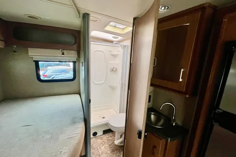 Fully Equipped Luxury Mercedes / Easy to Drive & Fuel Efficient