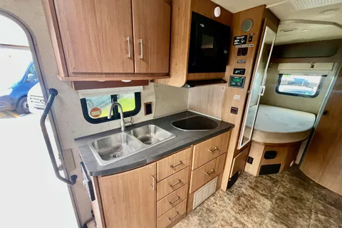 Fully Equipped Luxury Mercedes / Easy to Drive & Fuel Efficient