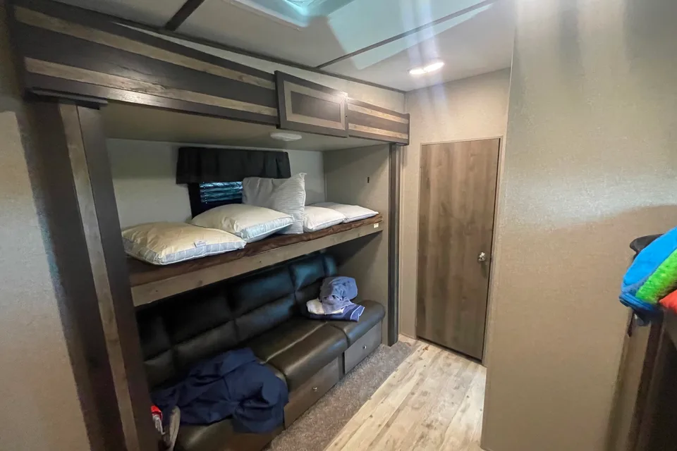 Andrew's Keystone 32BH Fifth Wheel
