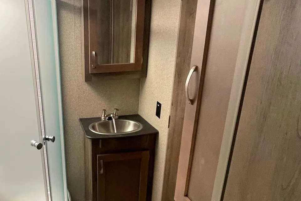 Andrew's Keystone 32BH Fifth Wheel