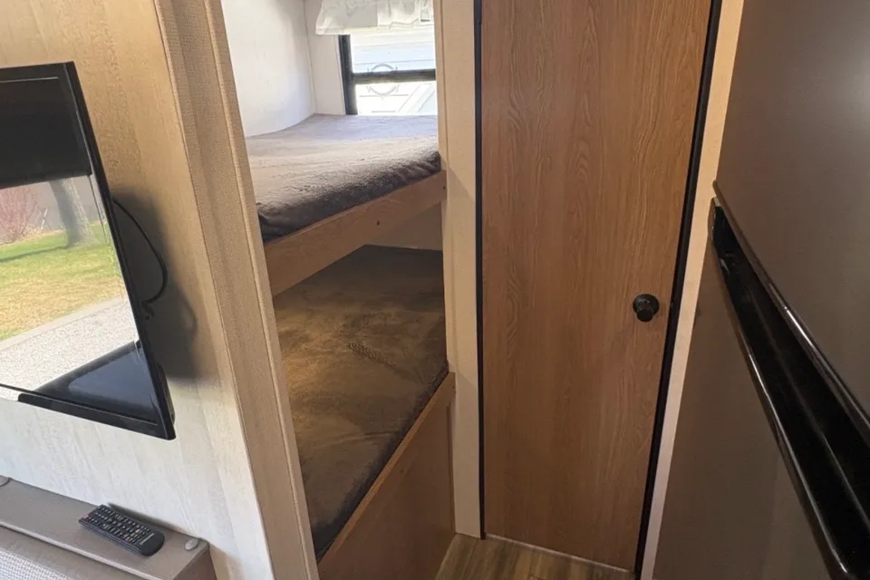 Forest River Primetime Avenger 26BK Travel Trailer