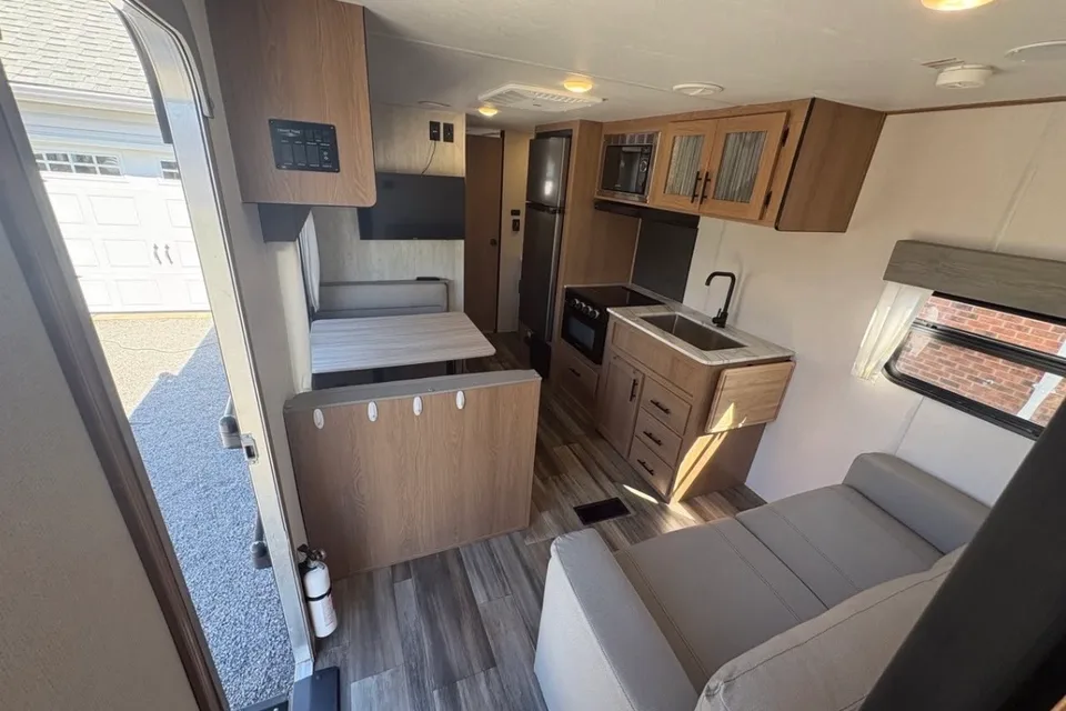 Forest River Primetime Avenger 26BK Travel Trailer