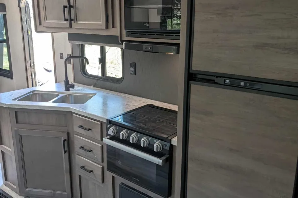 The Getaway with Curtis's Starcraft Autumridge Travel Trailer