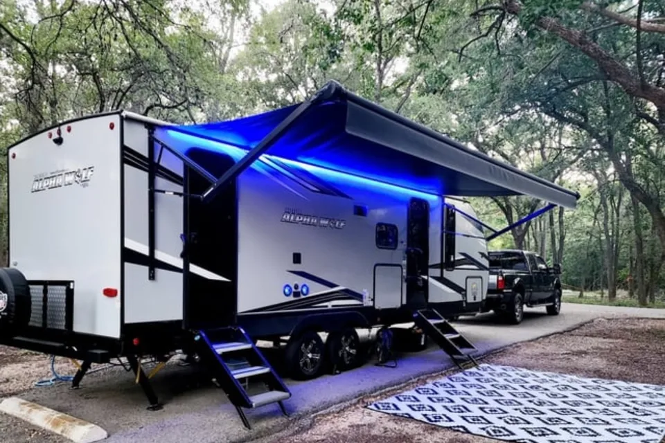 Bougie glamping! 2023 Alpha Wolf - sleeps 8, FULLY STOCKED!