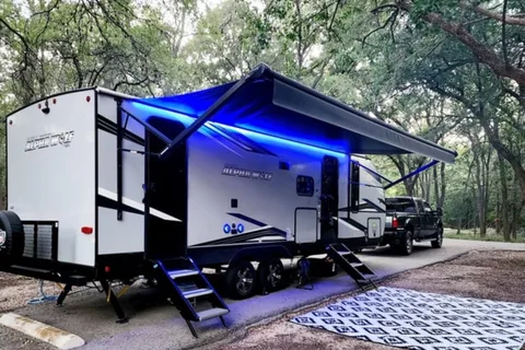 Bougie glamping! 2023 Alpha Wolf - sleeps 8, FULLY STOCKED!